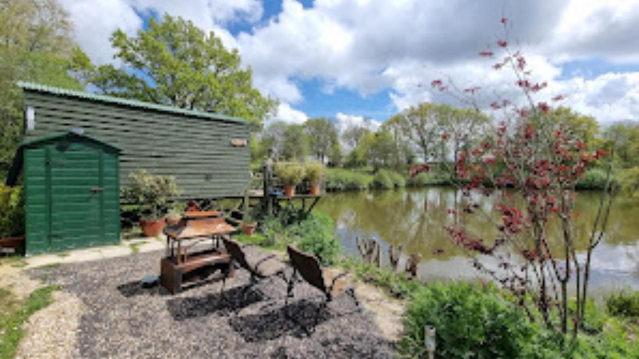 Snug & Secluded Lakeside Shepherds Hut 'Carp' Uckfield Exterior photo