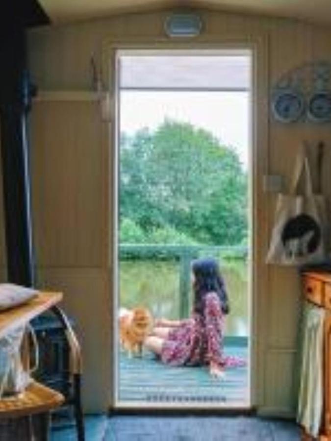 Snug & Secluded Lakeside Shepherds Hut 'Carp' Uckfield Exterior photo