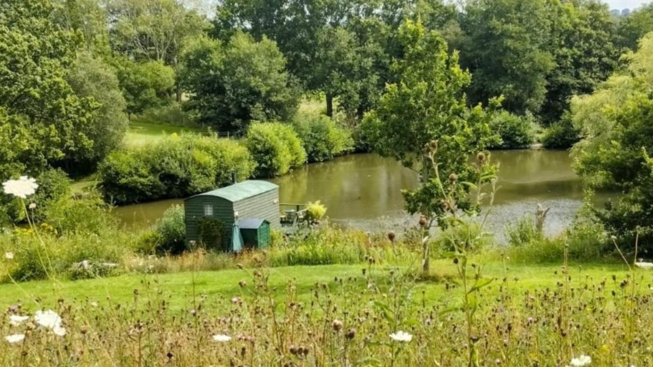 Snug & Secluded Lakeside Shepherds Hut 'Carp' Uckfield Exterior photo