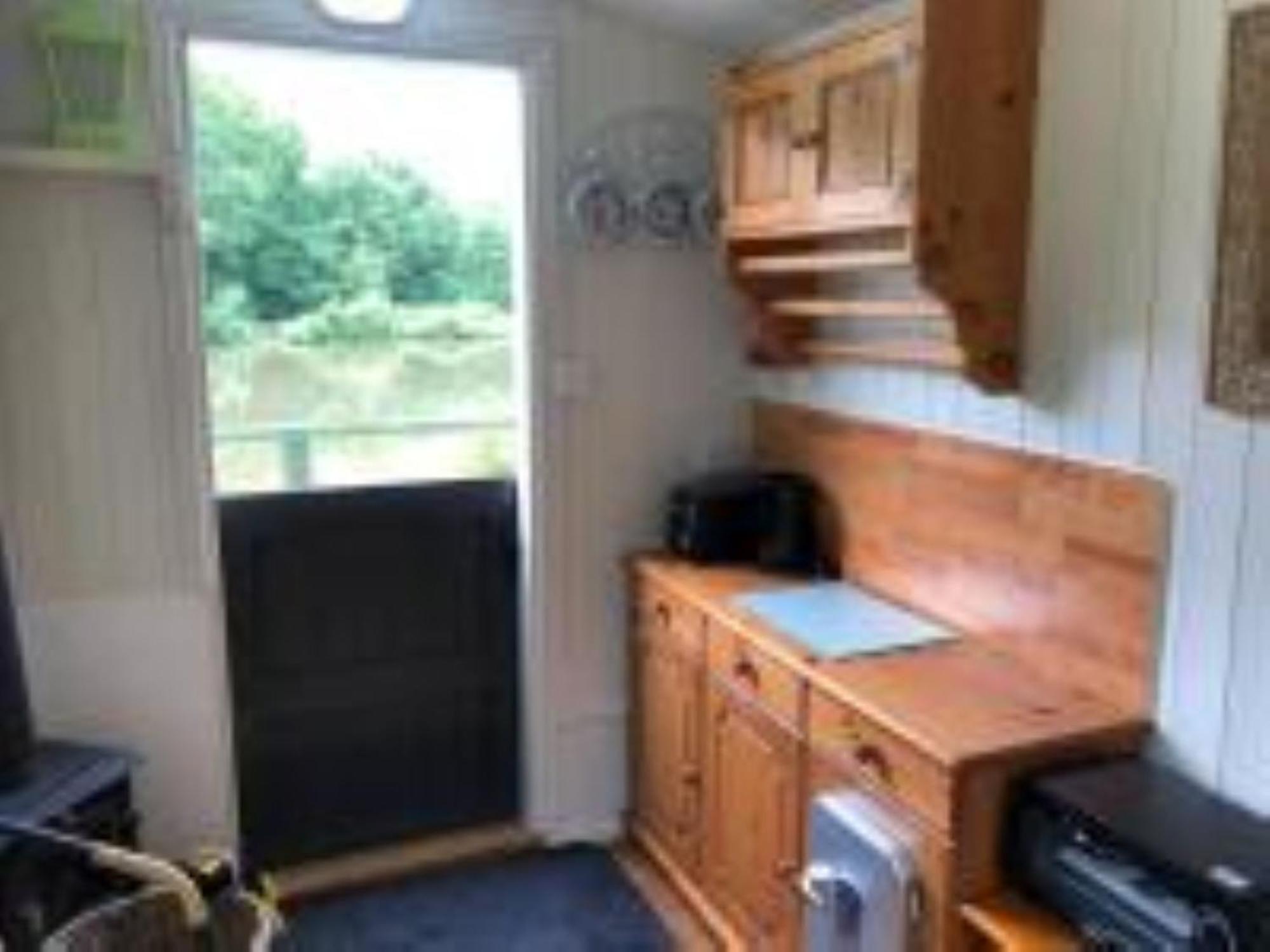 Snug & Secluded Lakeside Shepherds Hut 'Carp' Uckfield Exterior photo